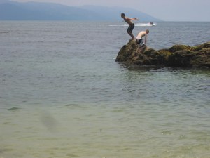 boys-diving-off-rocks-at-conchas-chinas-beach